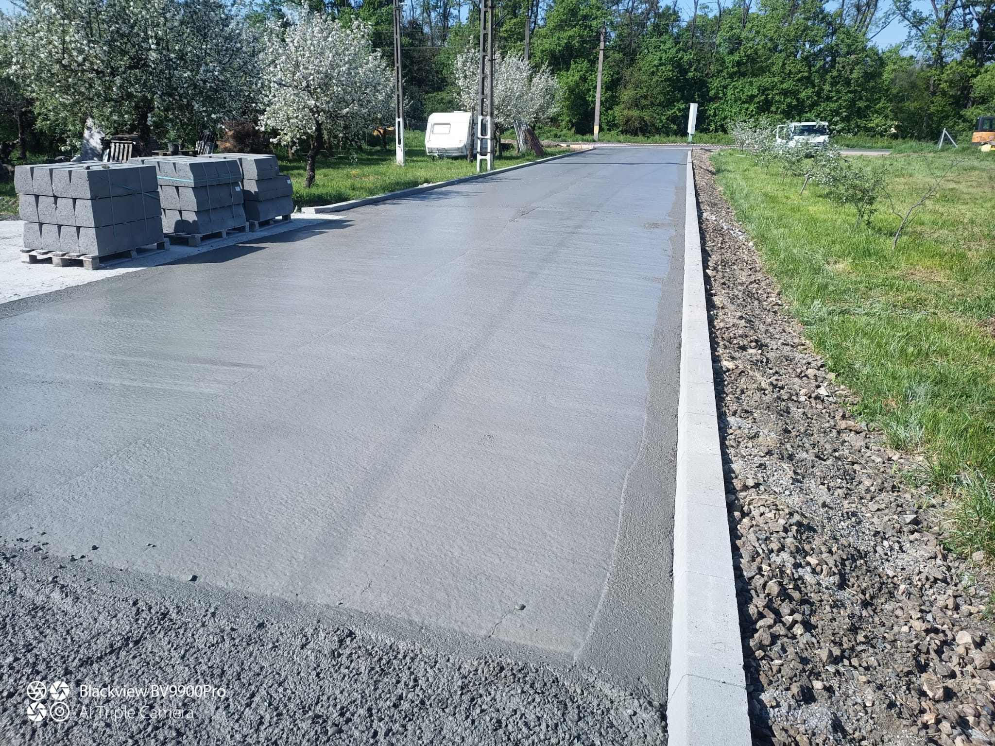 Drum din beton executat cu strat suport stabilizat si finisaj rezistent pentru trafic intens.