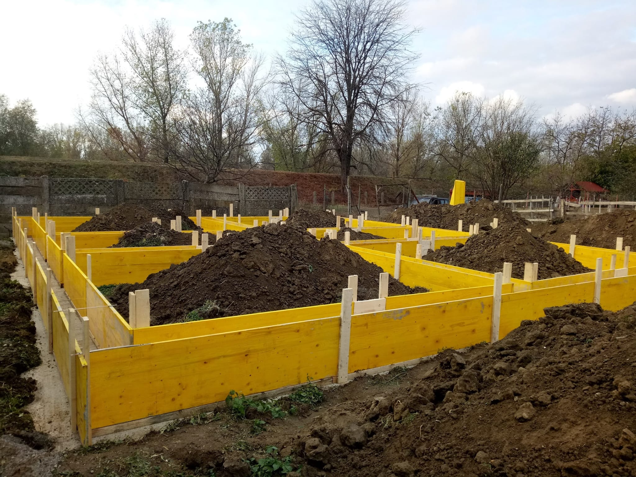 Executie fundatii pentru locuinte individuale, cu sapaturi, armare si turnare beton