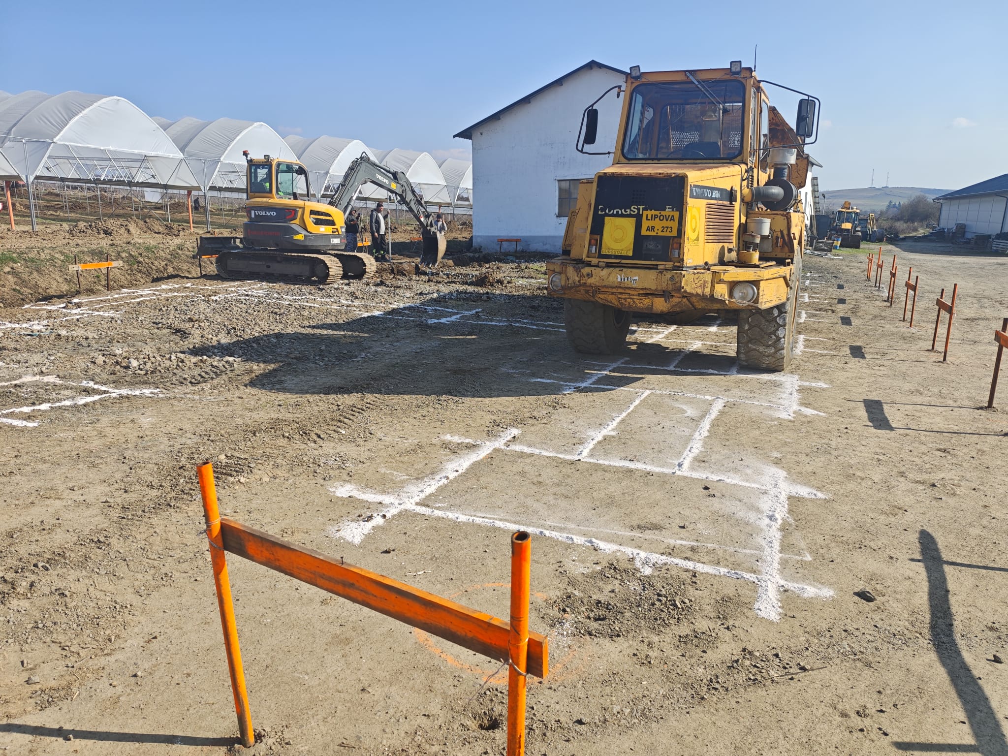 Executie fundatii pentru hale metalice, cu sapaturi, armare si turnare beton conform proiectului