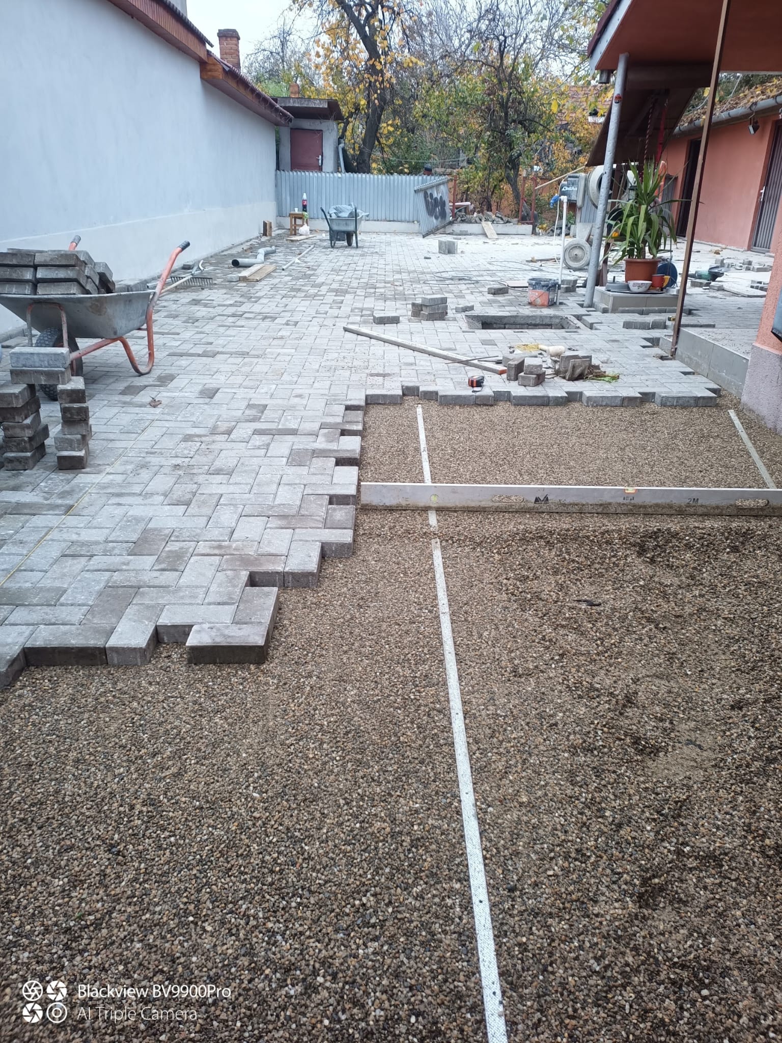 Execuție suprafețe pavate cu pregătirea stratului suport, montaj controlat și compactare finală. Respectarea planeității, rosturilor și drenajului.