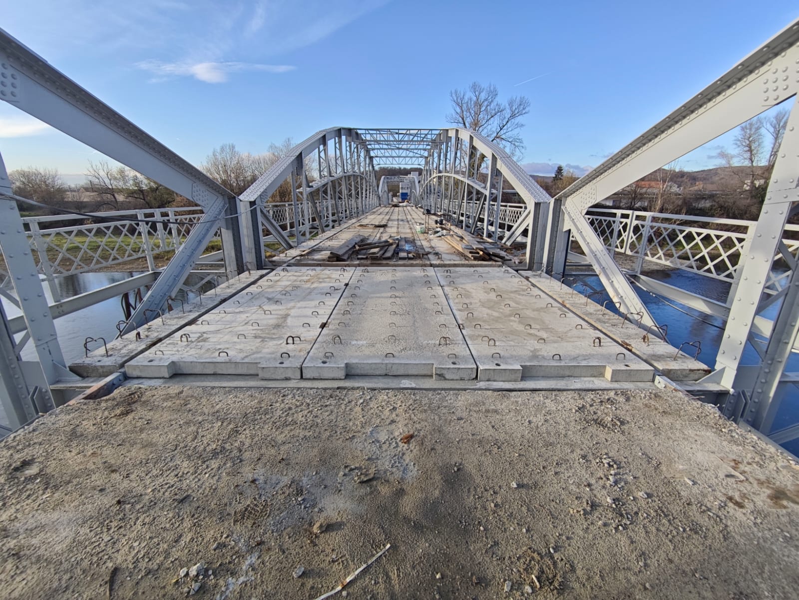 Reabilitare structurală prin înlocuirea elementelor degradate și consolidarea ansamblului.